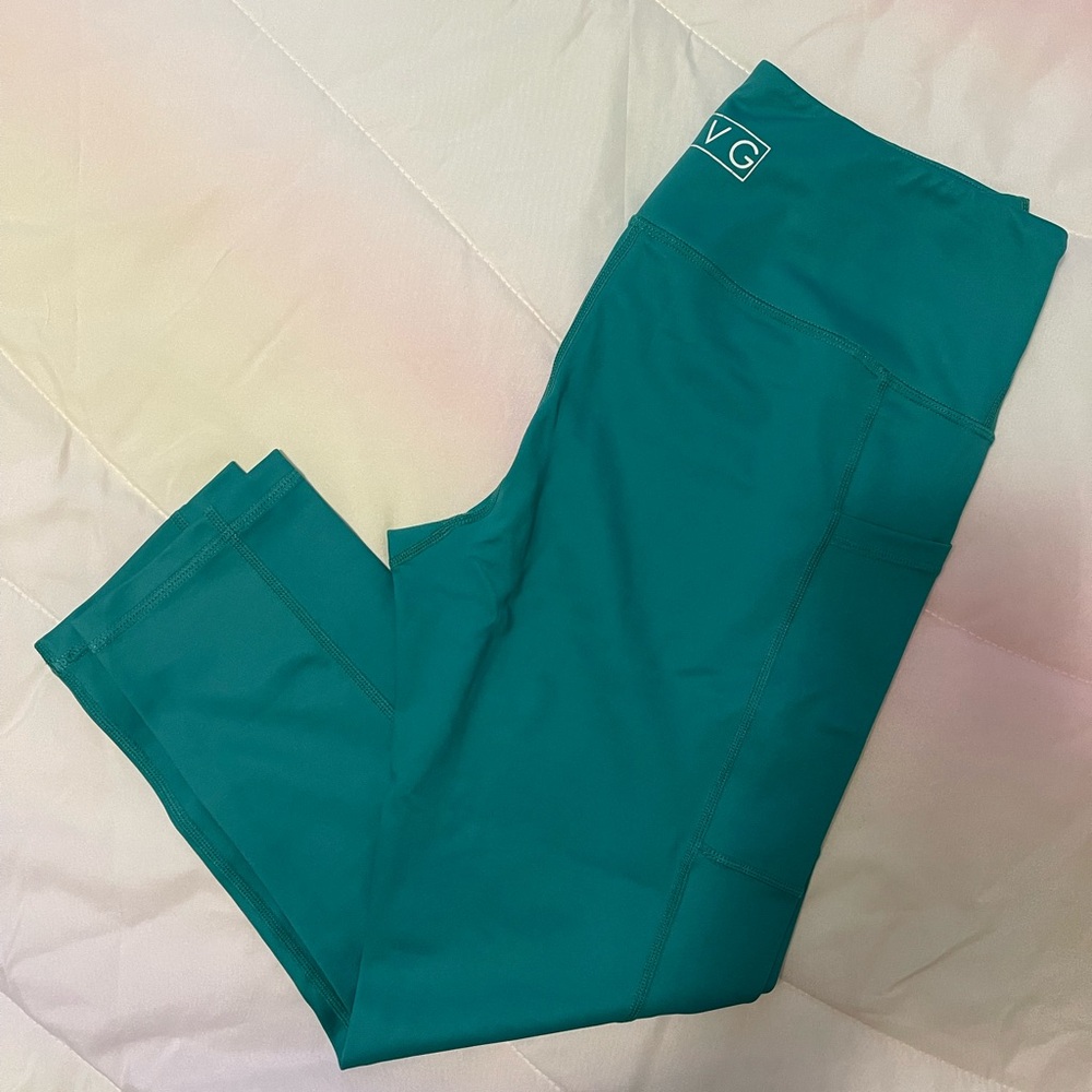 EUC CVG Green Capris - Medium
